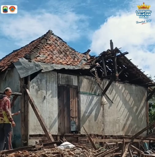 Foto Bupati Lampung Selatan Tinjau Langsung Rumah Roboh Akibat Angin Kencang dan Berikan Bantuan ke Warga Disabilitas